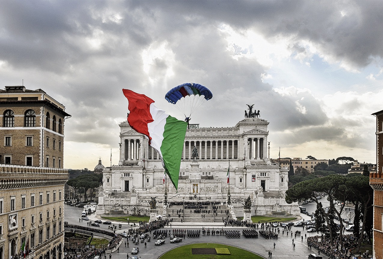 Un paracadutista dell'Esercito plana su Piazza Venezia con il Tricolore